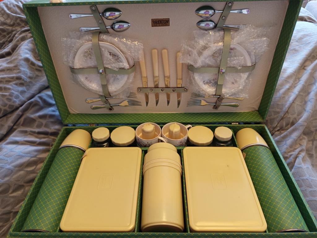 Vintage picknicset Brexton. Jaren 50 met porcelijnen borden, Ophalen