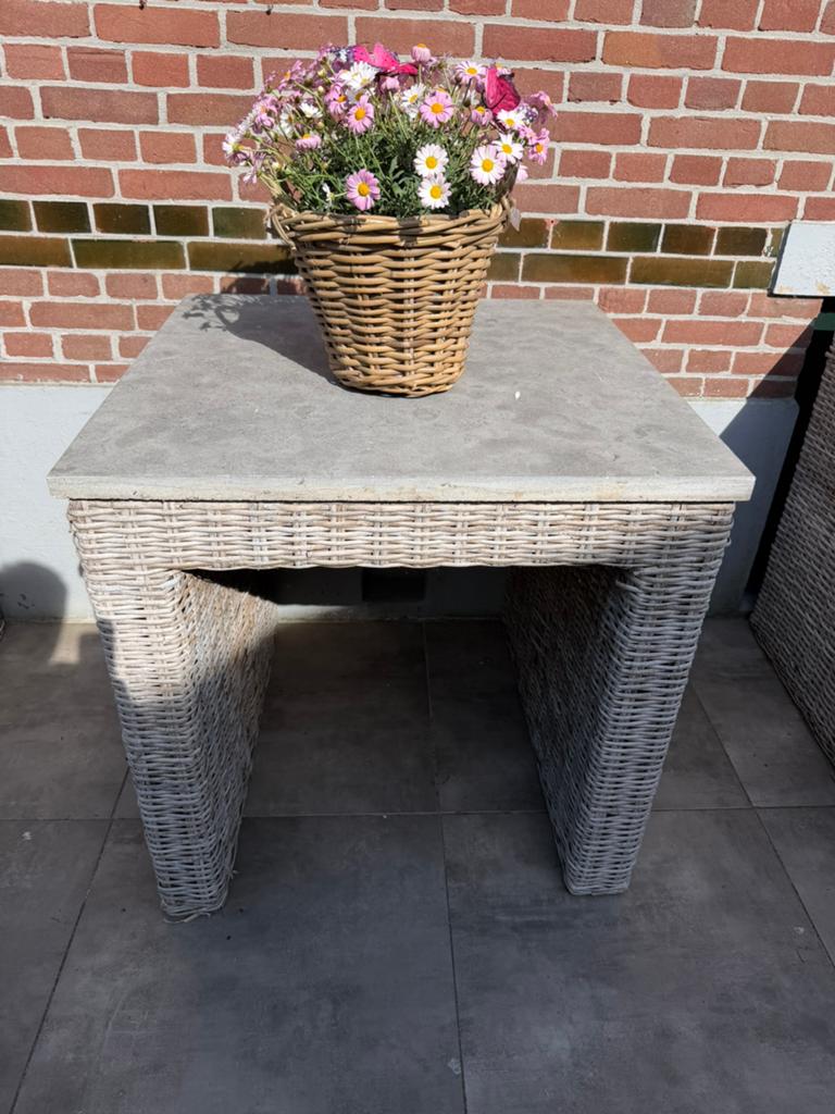 3x rieten rotan tafels (750 euro nieuw) met hardstenen blad, Tuin en Terras, Tuintafels, Ophalen of Verzenden, Zo goed als nieuw