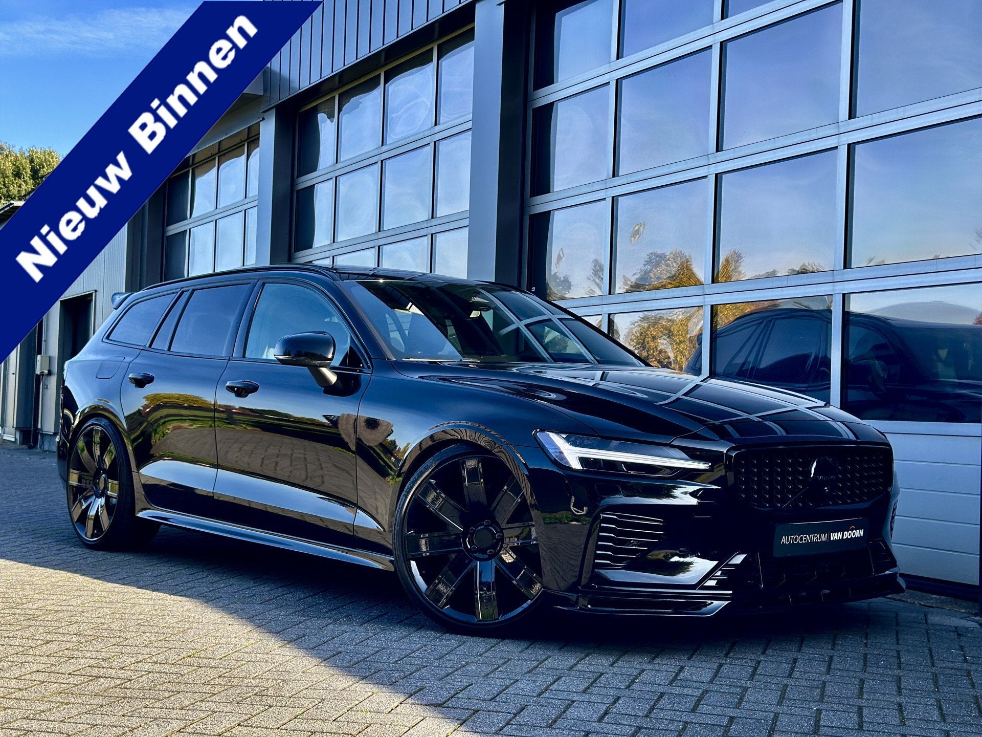 Volvo V60 2.0 T8 Hybrid AWD | Ultra Dark | UNIEK! | Heico pa, Automaat, Verwarmde buitenspiegels, Gebruikt, 4 cilinders