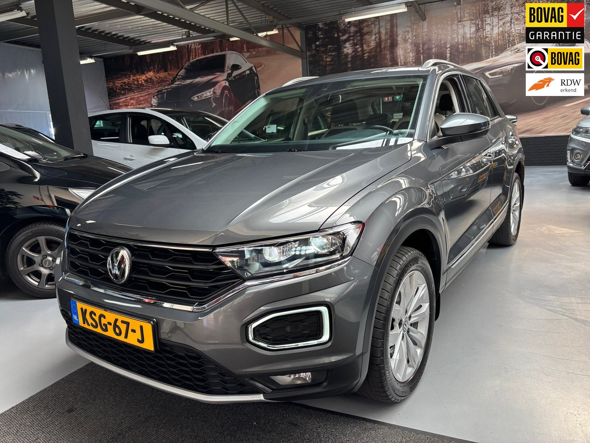Volkswagen T-ROC 1.5 TSI Sport / Camera / Trekhaak, Stof, 4 cilinders, Bedrijf, 19 km/l