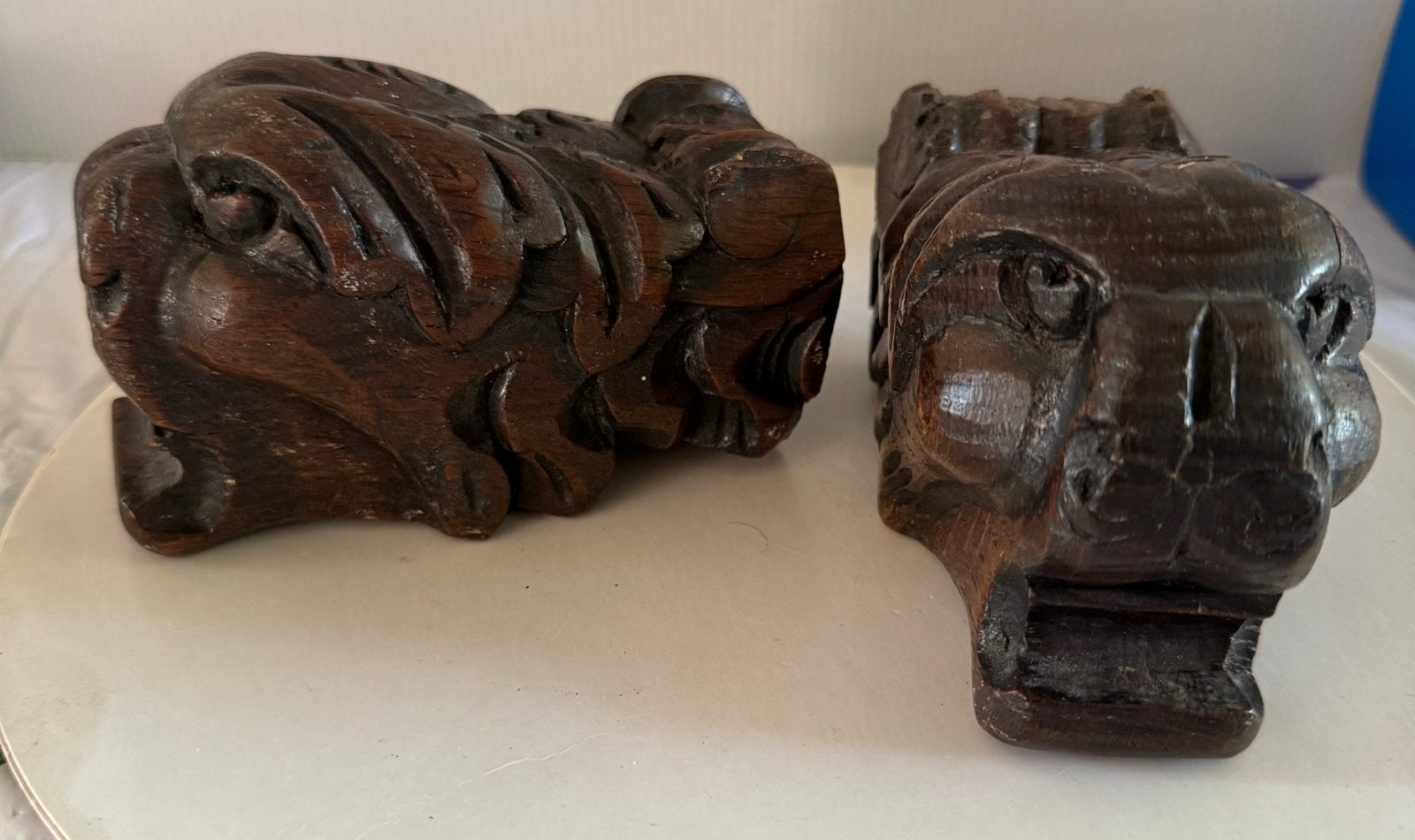 Twee leeuwenkoppen, Antiek en Kunst, Minder dan 20 cm, Ophalen of Verzenden, Zoogdier, Hout