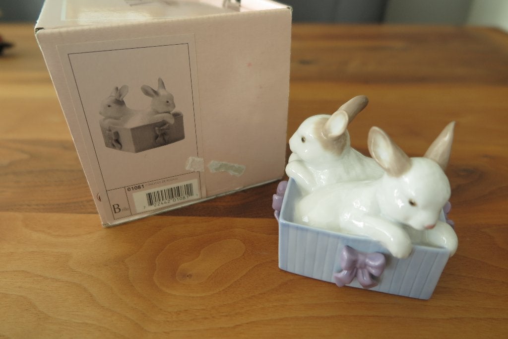 NAO Lladro Porseleinen Konijnen in Mandje - Zo goed as nieuw, Ophalen of Verzenden, Zo goed als nieuw, Dier
