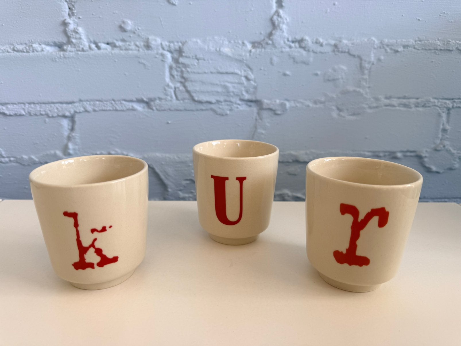 3x kleine mok van Bloomingville met letters K - U - R, Ophalen of Verzenden, Zo goed als nieuw, Overige stijlen, Kop(pen) en/of Schotel(s)