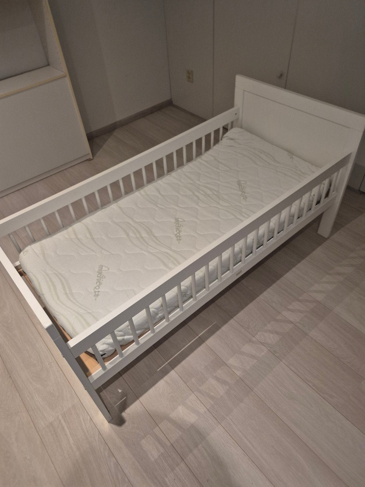 Wit peuterbed met matras en lattenbodem, Gebruikt, 70 tot 85 cm, 140 tot 160 cm, Ophalen