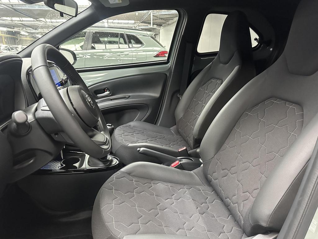 Toyota Aygo X 1.0 VVT-i MT Envy + Cabriodak, 1e eigenaar NL, Auto's, Toyota, Gebruikt, Cabriolet, 4 stoelen, Leder en Stof