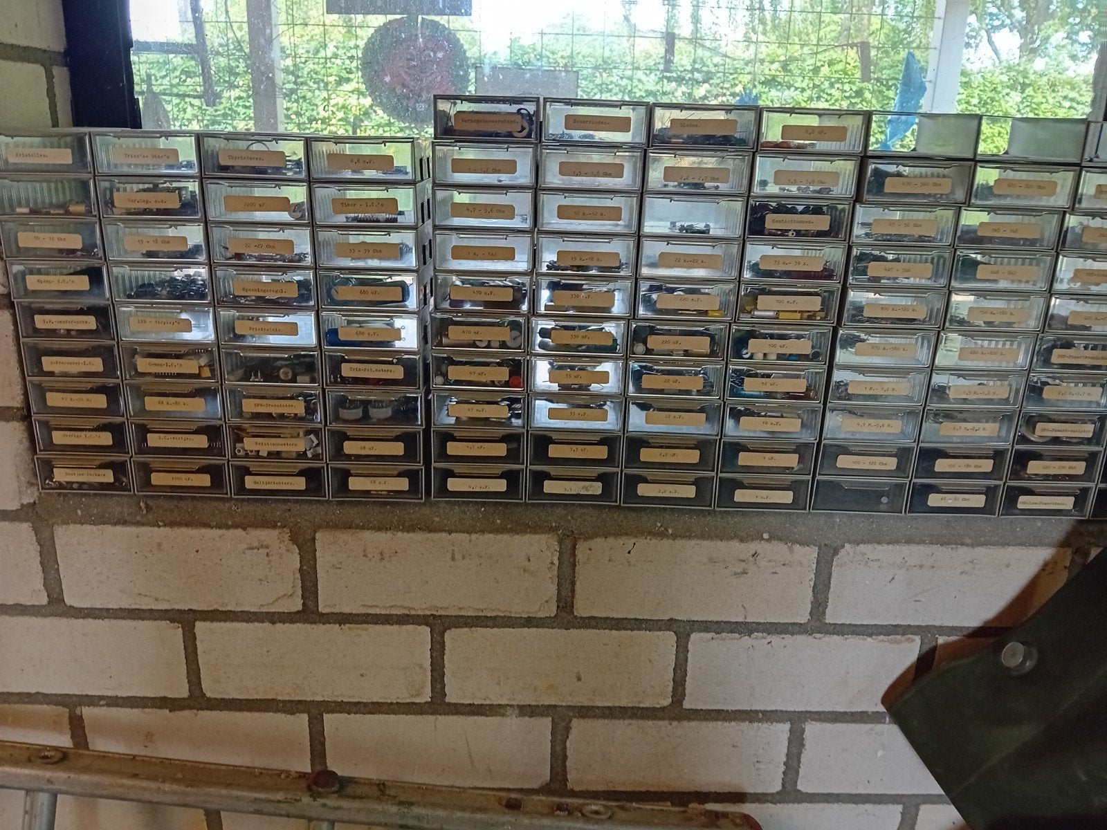 Grote partij elektronica componenten (condensatoren, IC's), Hobby en Vrije tijd, Elektronica-componenten, Ophalen of Verzenden