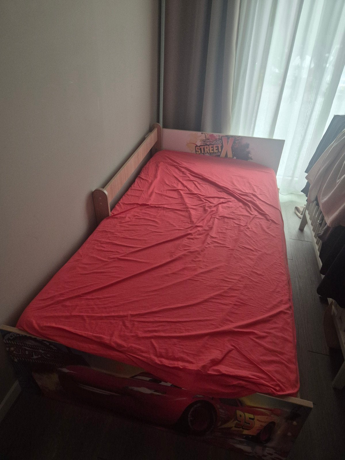 Kinderbed met matras - Cars thema, Gebruikt, 70 tot 85 cm, Ophalen of Verzenden, Matras