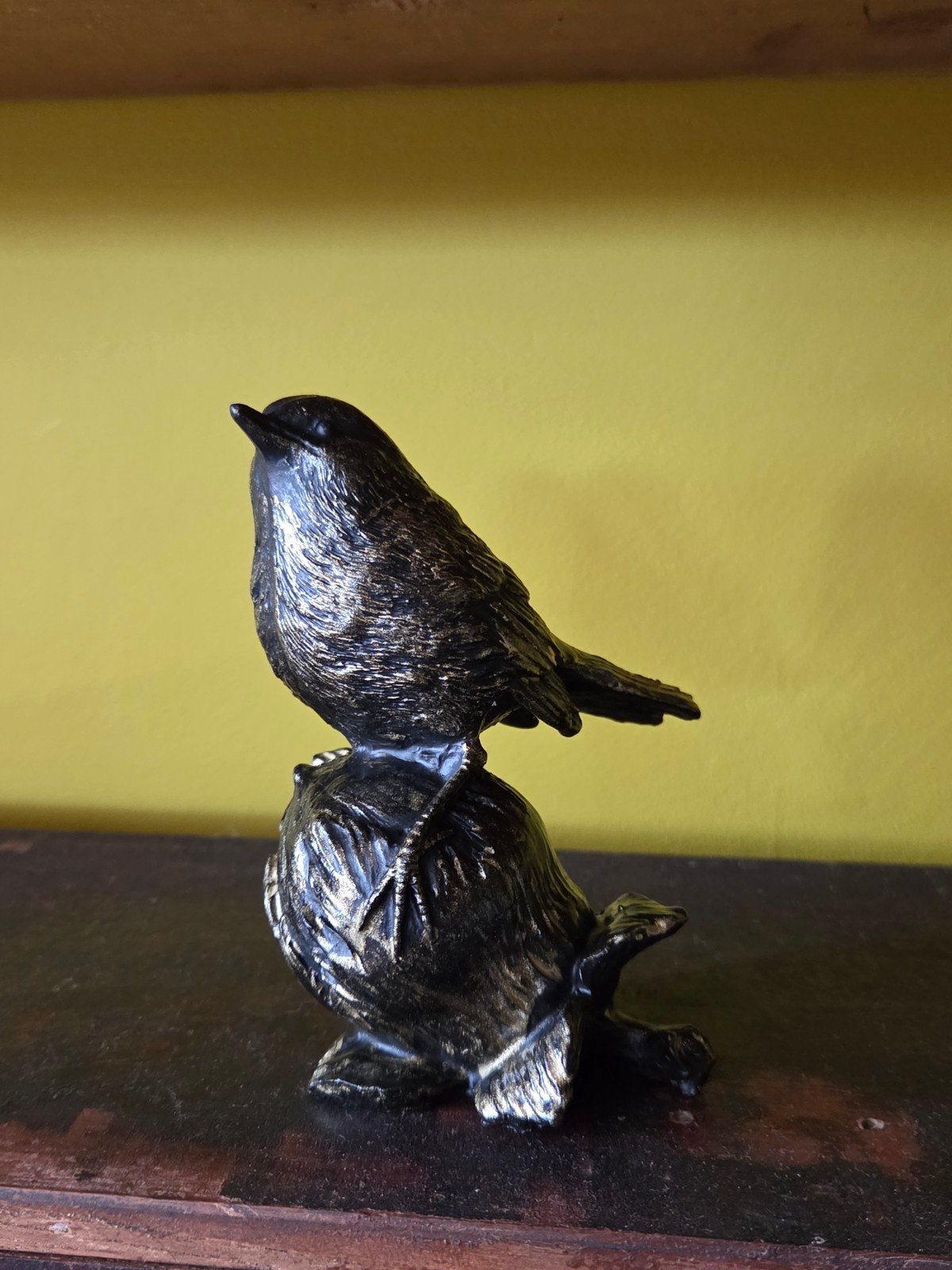 Zwart met goud vogeltje op nootje - vogelbeeldje, Ophalen of Verzenden, Zo goed als nieuw, Dier