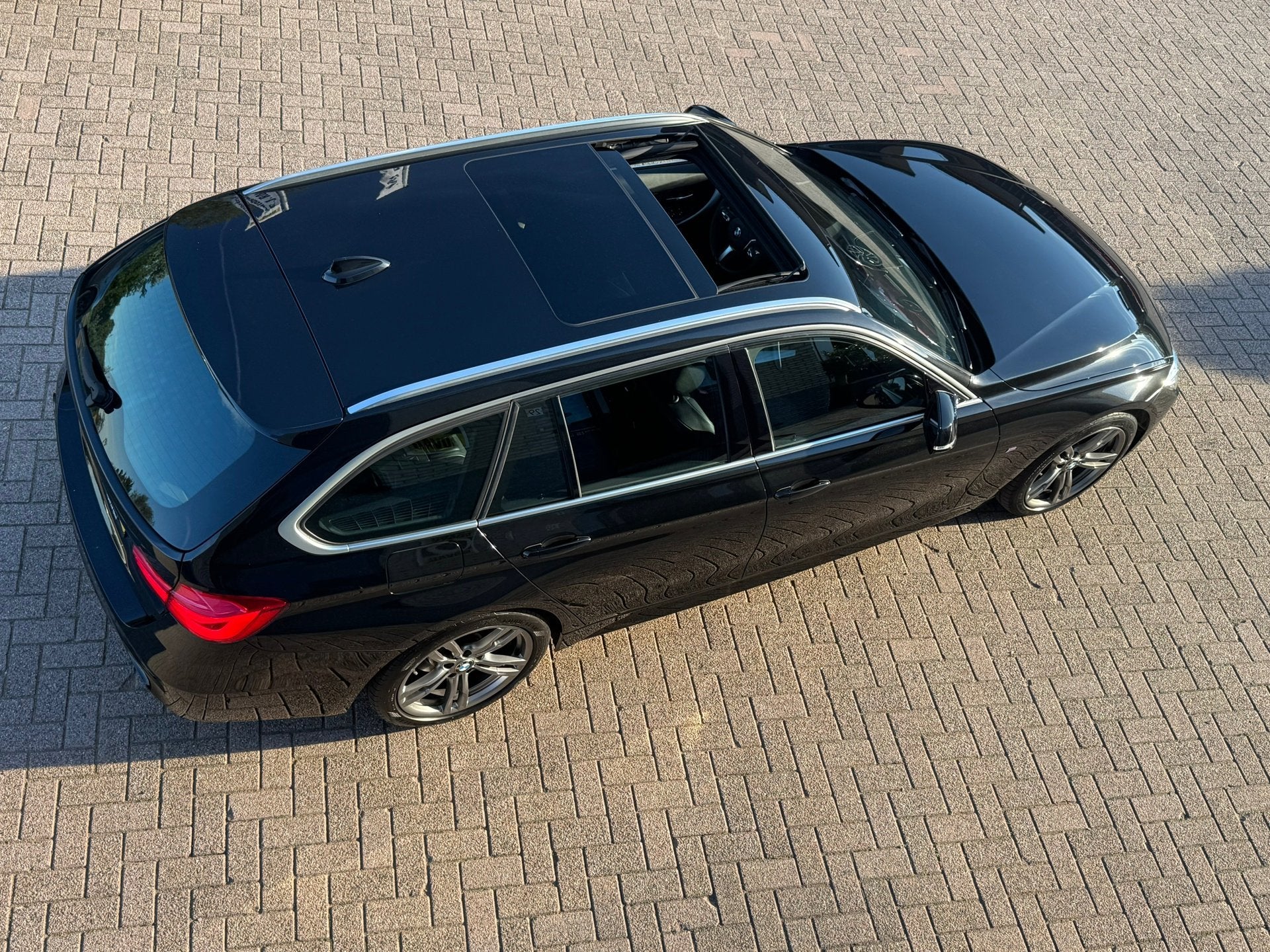 BMW 3-serie Touring 320i Edition M Sport High Executive-pano, Auto's, Automaat, Achterwielaandrijving, 4 cilinders, Zwart