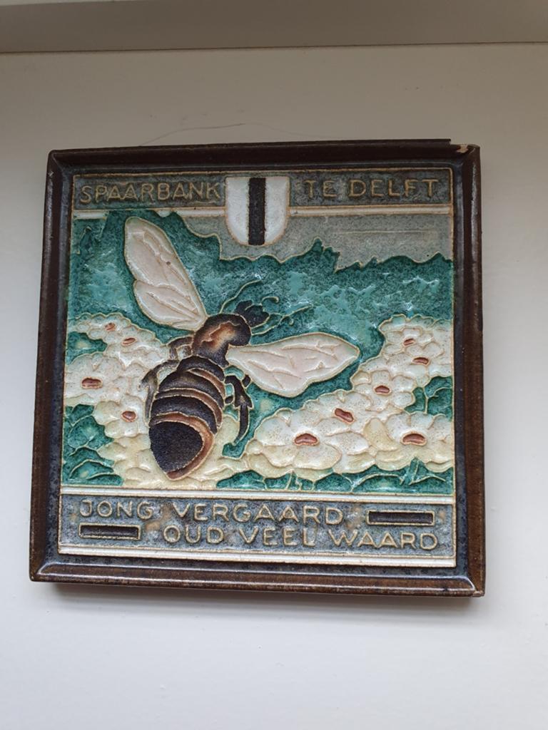 Origineel Delfts tegeltje 'Jong vergaard, oud veel waard', Antiek en Kunst, Antiek | Wandborden en Tegels, Ophalen of Verzenden