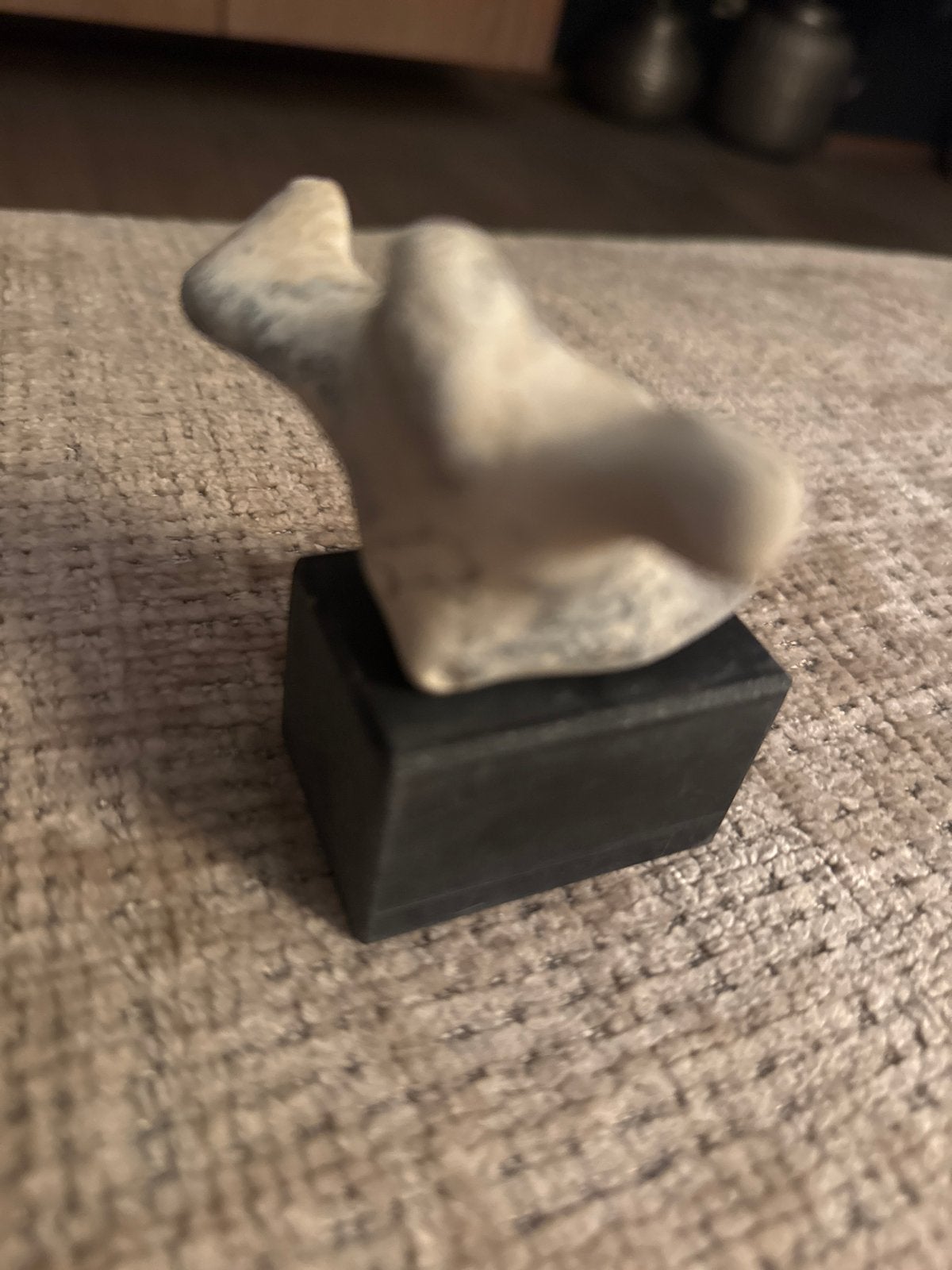 Vuursteen sculptuur op sokkel, Minder dan 20 cm, Ophalen of Verzenden, Beeld, Abstract