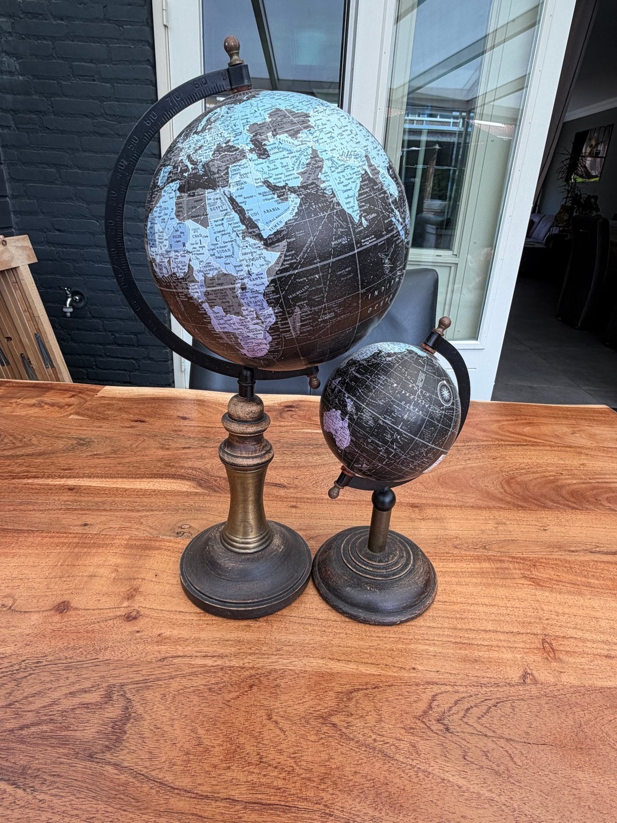 Set van 2 bruine wereldbollen - decoratief en educatief, Huis en Inrichting, Gebruikt, Draaibaar, Ophalen of Verzenden, Staatkundige wereldbol