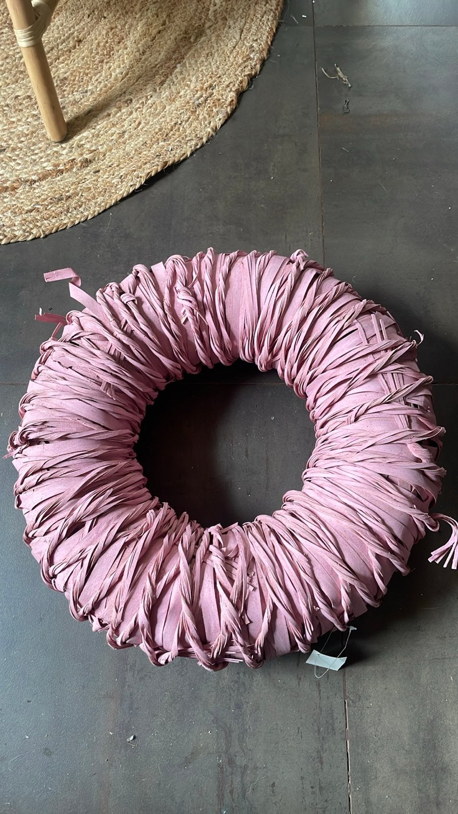 Roze decoratieve krans van raffia, 50cm diameter, Ophalen of Verzenden, Zo goed als nieuw