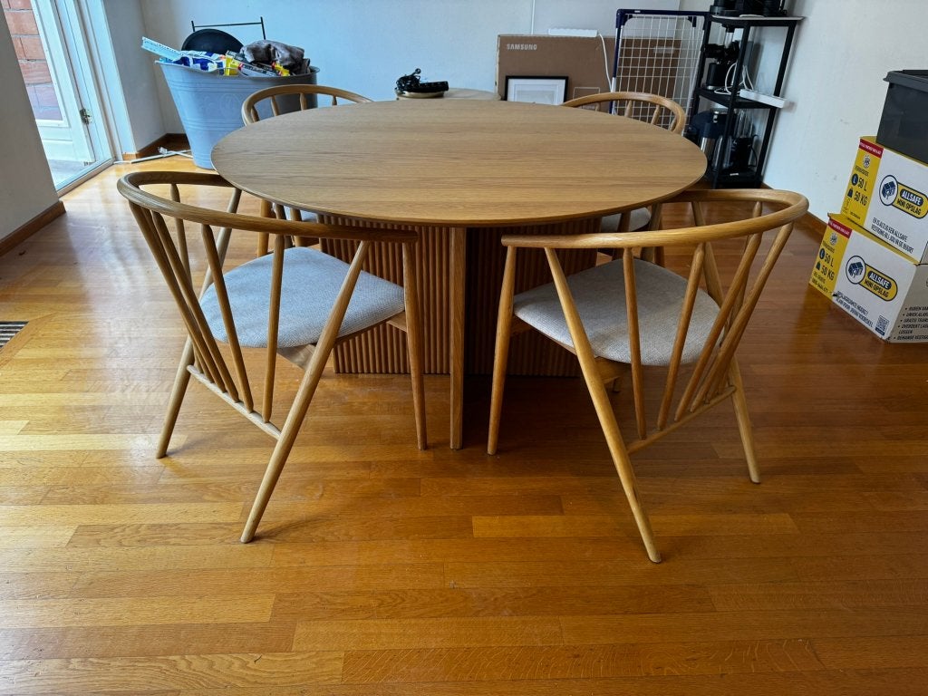 Jysk Vesterborg ronde eettafel + 4x LYKSBORG stoelen, Huis en Inrichting, Ophalen, Scandinavisch, botanisch, Zo goed als nieuw