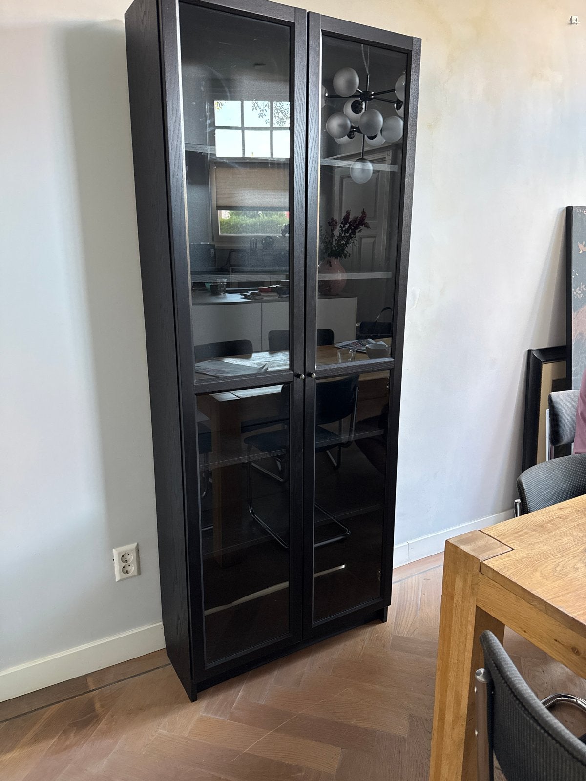 Zwarte vitrinekast met glazen deuren, Huis en Inrichting, Kasten | Boekenkasten, Gebruikt, 50 tot 100 cm, 200 cm of meer, 25 tot 50 cm