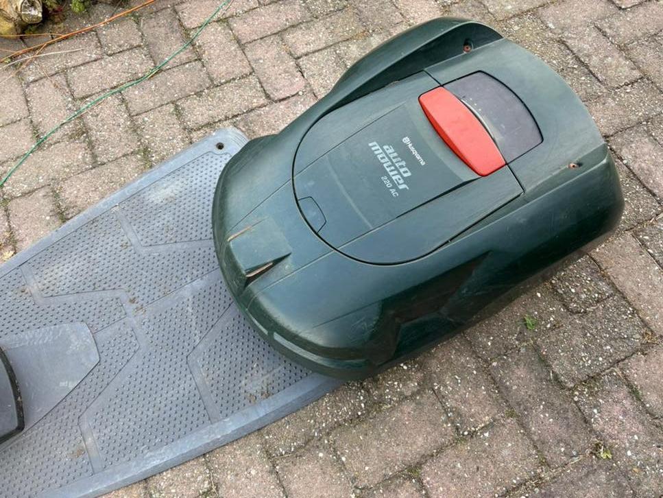 Husqvarna Automower 220 AC weinig uur!!, Ophalen of Verzenden, Gebruikt, 20 tot 25 cm