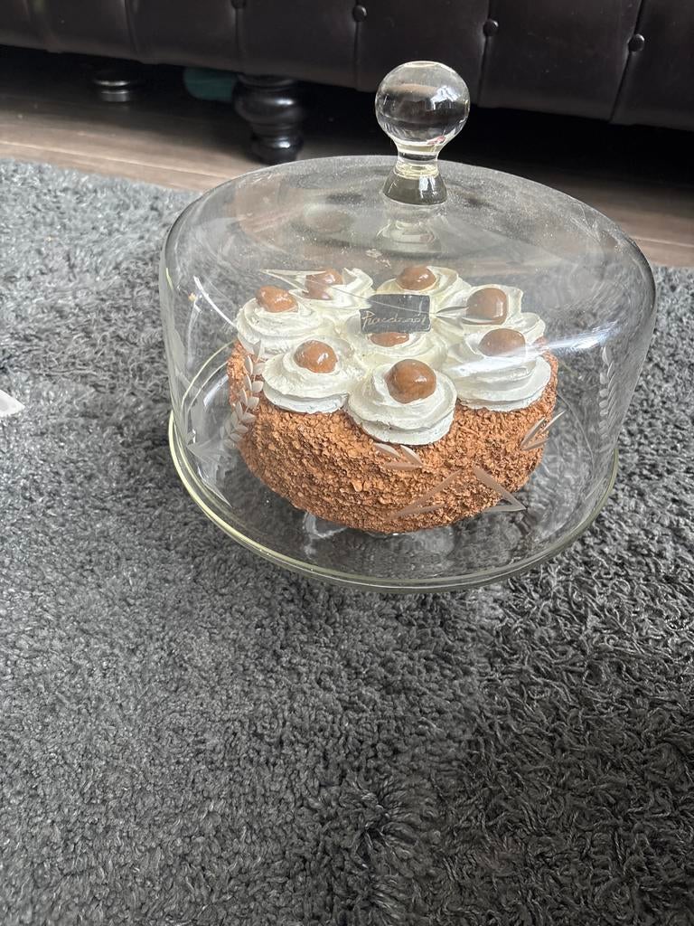 Decoratieve nep taart met glazen stolp, Ophalen of Verzenden, Zo goed als nieuw