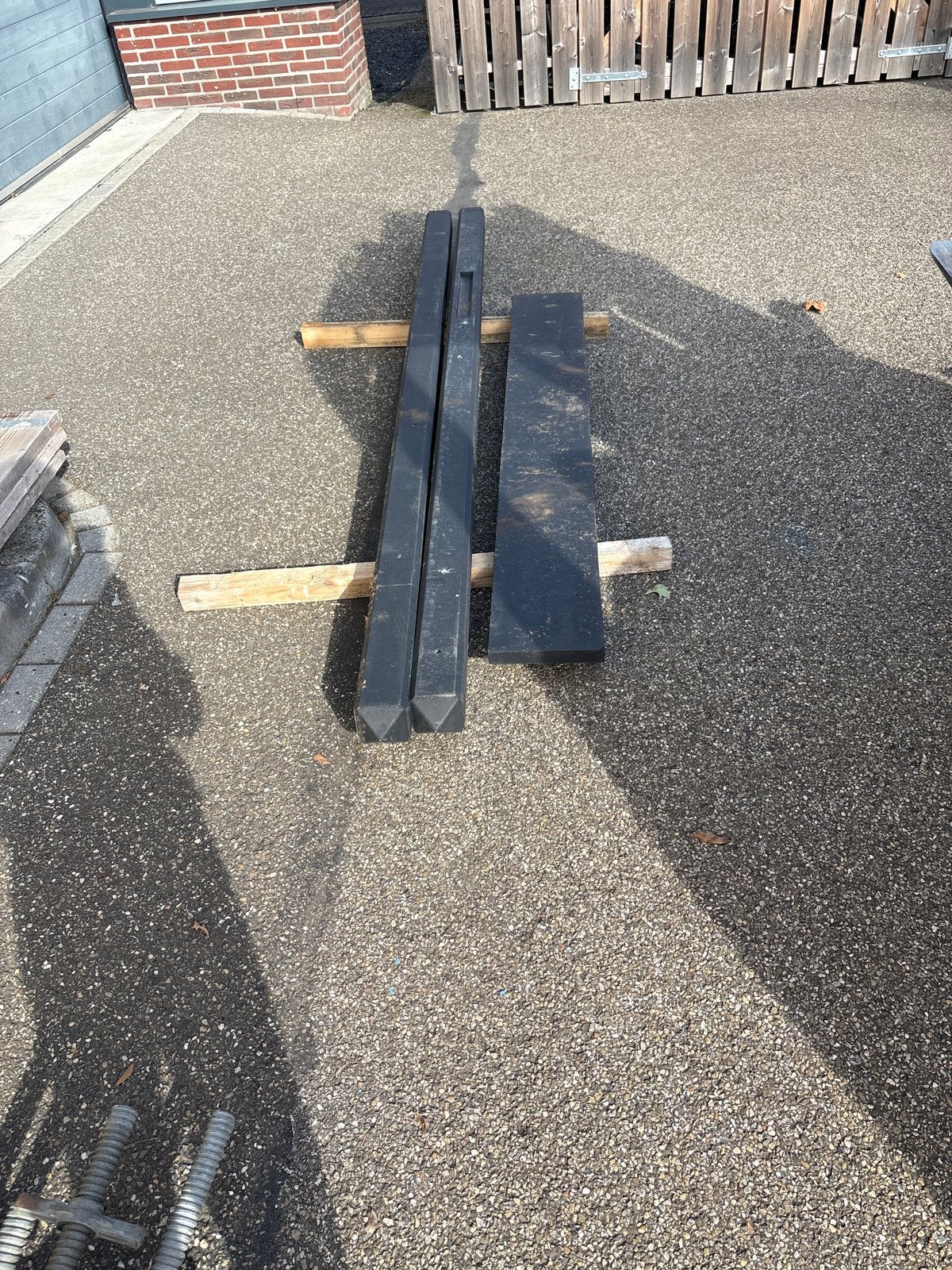 Zwarte palen en planken, gebruikt 280 lang 10x10 breed, Ophalen of Verzenden, Gebruikt, 250 cm of meer, Palen