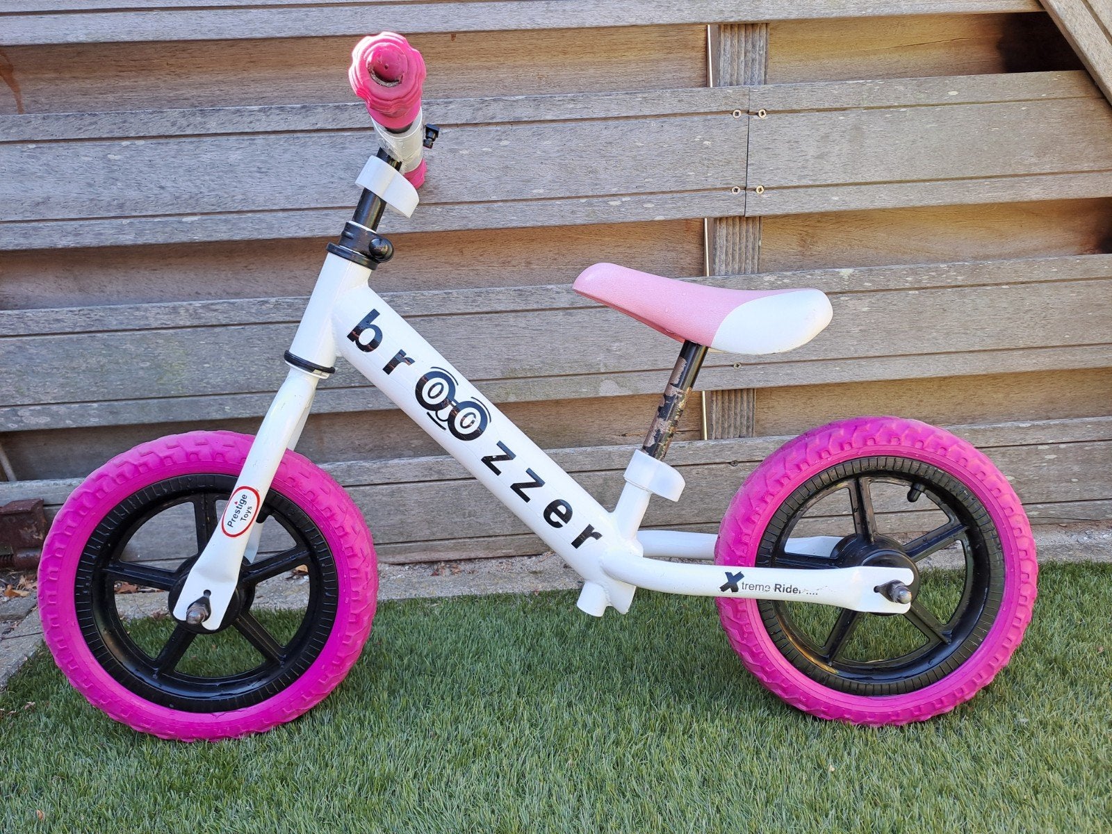 Broozzer loopfiets - Wit met roze peuter fiets 2 wielen, Fietsen en Brommers, Fietsen | Kinderfietsjes, Ophalen, Gebruikt, Minder dan 16 inch