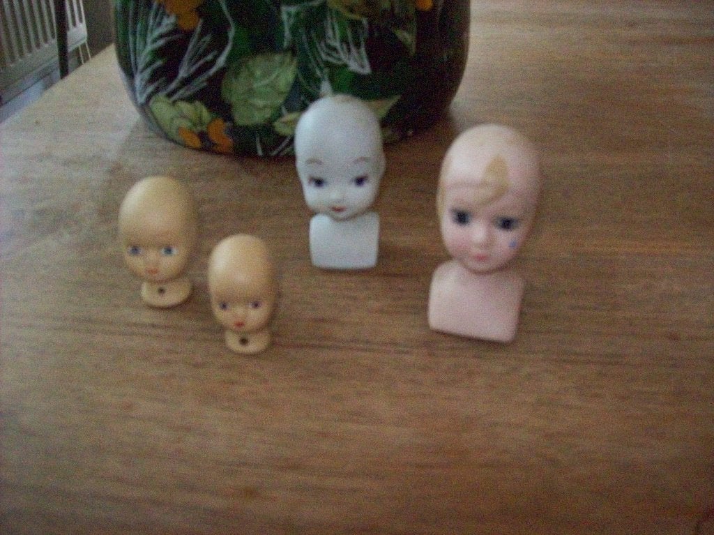 4 brocant stenen /terra poppenhoofjes tesamen 3,50, Ophalen, Zo goed als nieuw, Pop