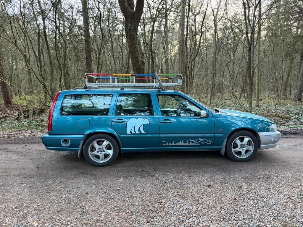 Stoere Volvo V70, mét Scandic en Carbage Run ervaring!, Voorwielaandrijving, Zwart, Particulier, 1600 kg
