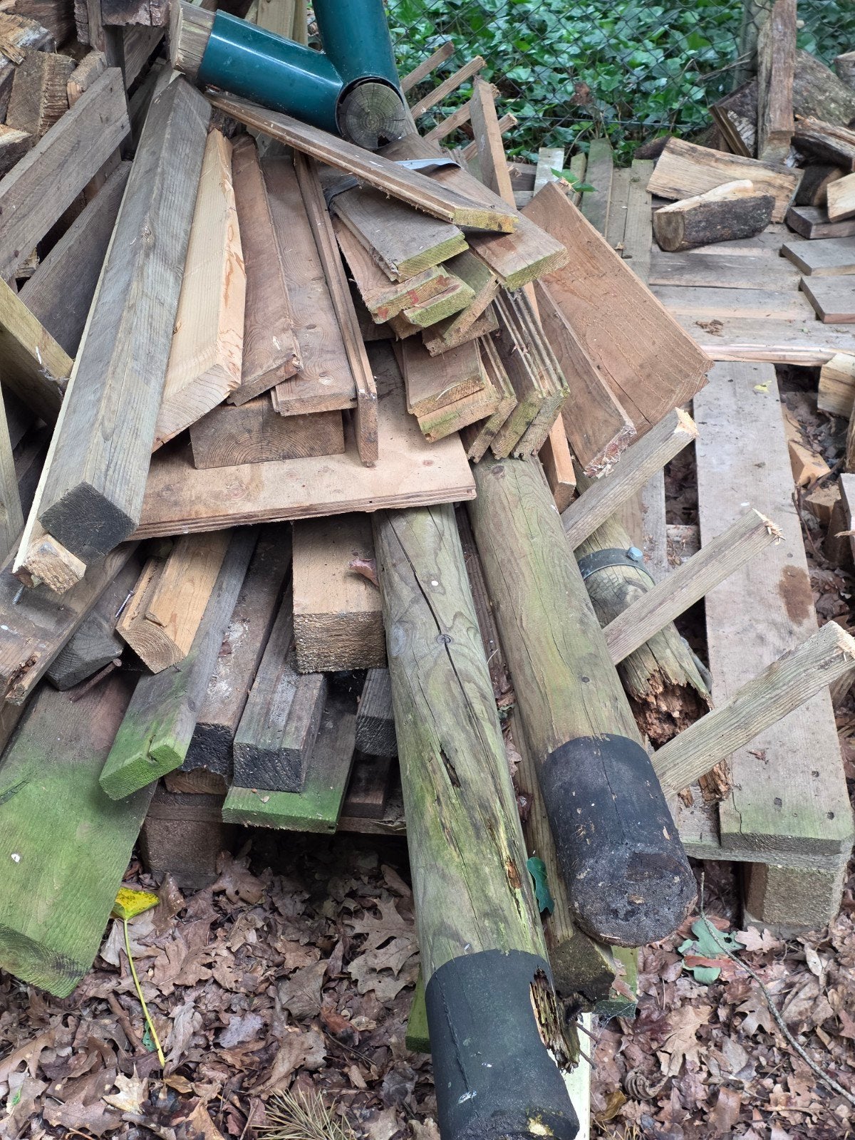 Diverse partij gebruikt hout: planken, balken, palen, Doe-het-zelf en Verbouw, Hout en Planken, Geïmpregneerd, Gebruikt, Overige typen