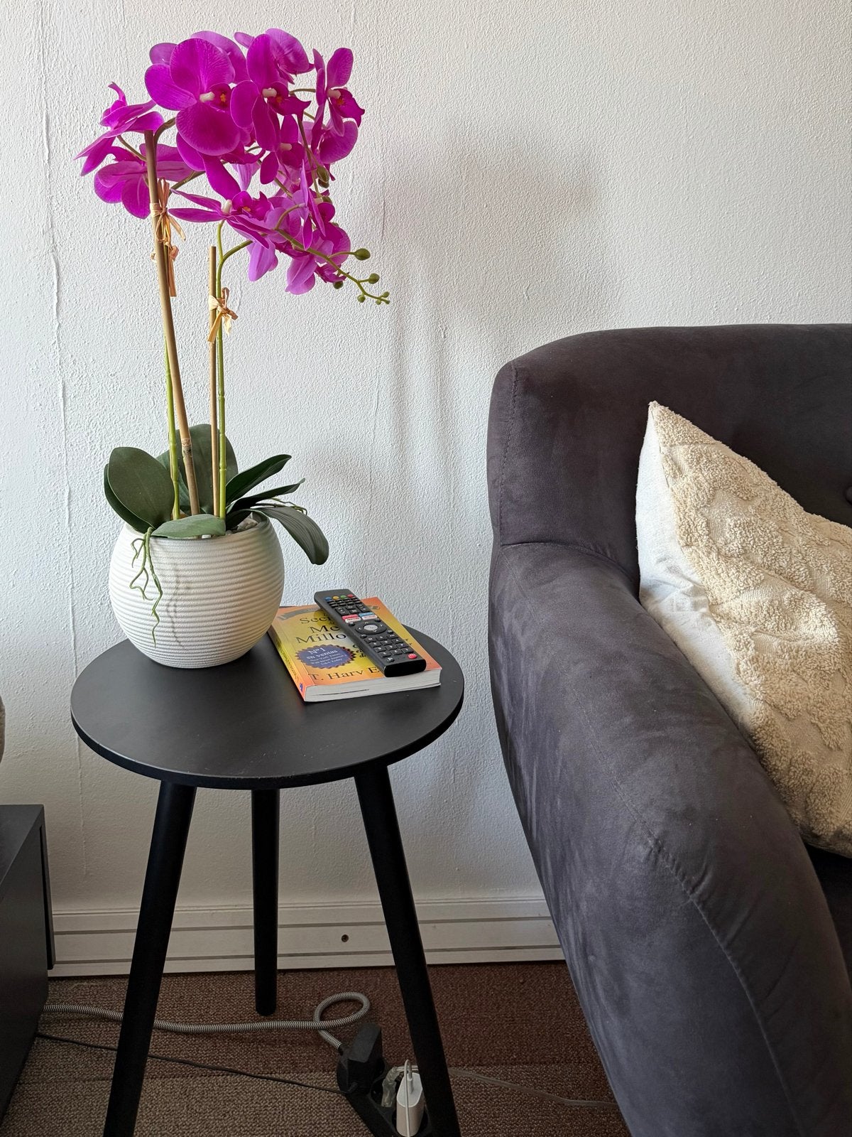 Zwarte bijzettafel met kunstbloem (orchidee), Minder dan 55 cm, Rond, Zo goed als nieuw, Hout
