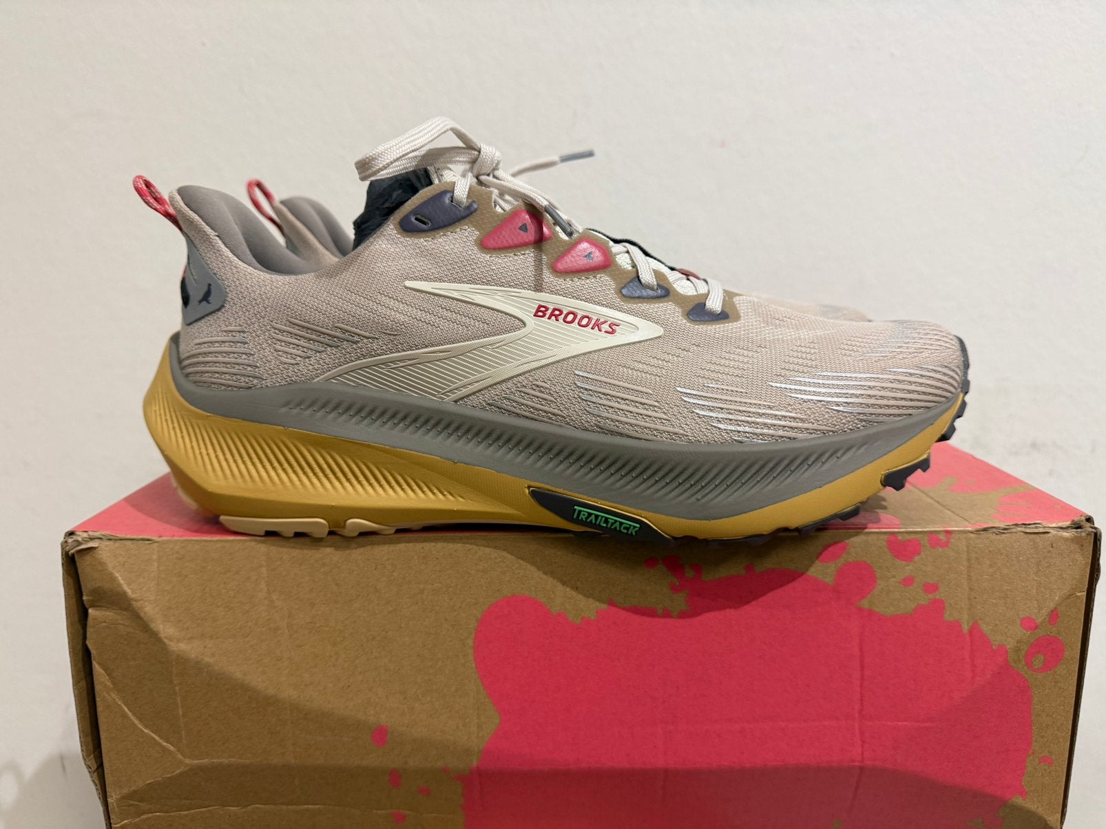 Te koop nieuwe Brooks Staple x Ghost trail maat 44, Overige merken, Hardloopschoenen, Nieuw, Ophalen of Verzenden