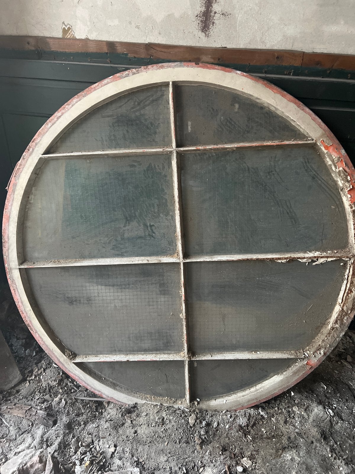 Rond oud stalraam met roosterglas, Doe-het-zelf en Verbouw, Glas en Ramen, Ophalen, Gevelraam of Ruit, Gebruikt, Minder dan 80 cm