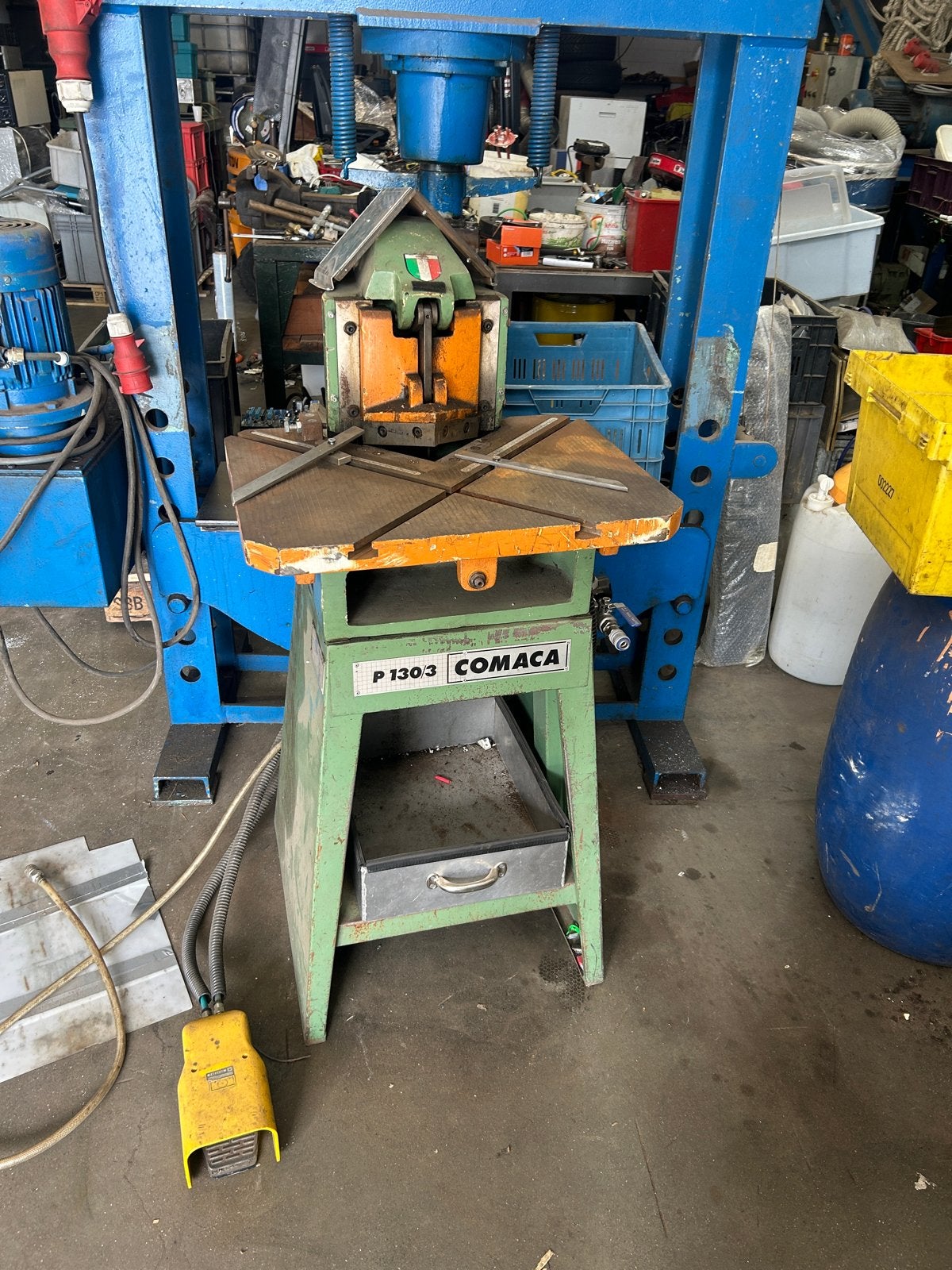 Comaca P130/3 Hoekuitklinkmachine, Zakelijke goederen, Machines en Bouw | Metaalbewerking, Ophalen