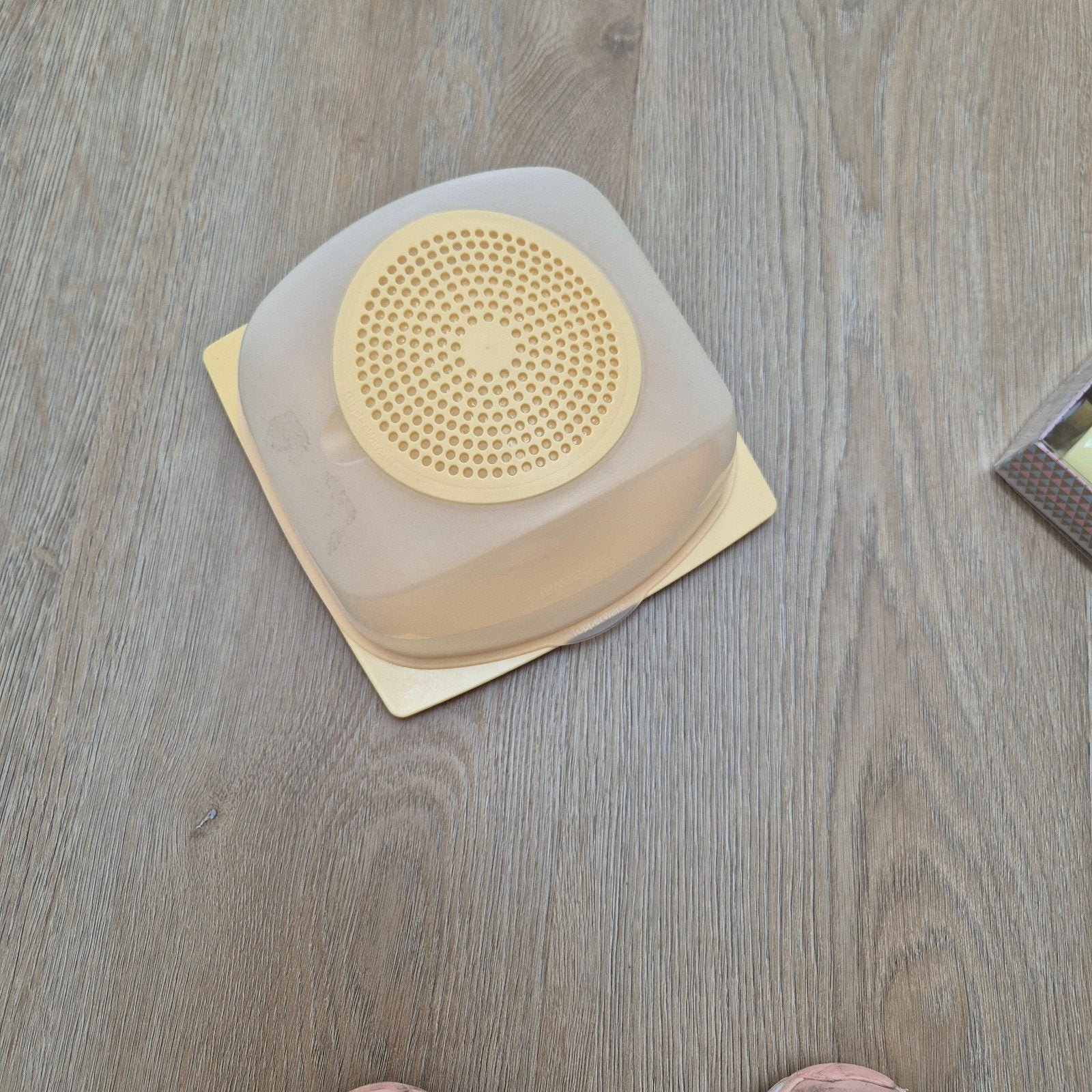 Tupperware bewaardoos met deksel - Geel, Gebruikt, Bewaardoos, Geel, Ophalen of Verzenden