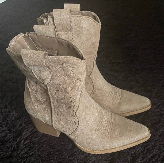 Laarsjes beige-zand Ibiza-Bohemian stijl, maat 40, nieuw, Beige, Lage of Enkellaarzen, Nieuw, Ophalen of Verzenden