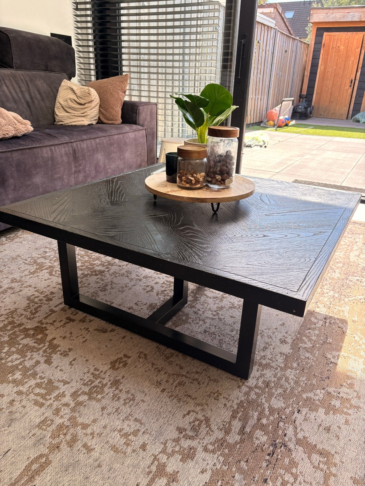 Stijlvolle Zwarte Salontafel met visgraat Houtlook Blad, Ophalen, 100 tot 150 cm, 50 tot 100 cm, Zo goed als nieuw