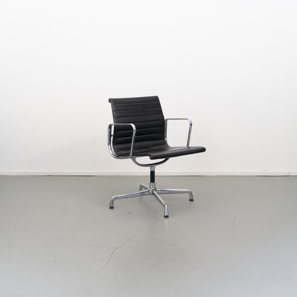 36x Vitra Eames EA 108 Stoel Zwart Leer - Chroom