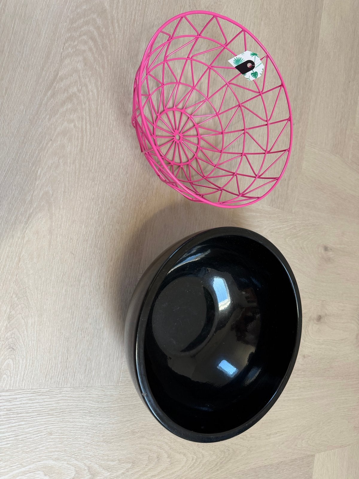 Set van 2 fruitschalen: roze draad en zwarte kom, Huis en Inrichting, Ophalen, Schaal, Rond, Zo goed als nieuw