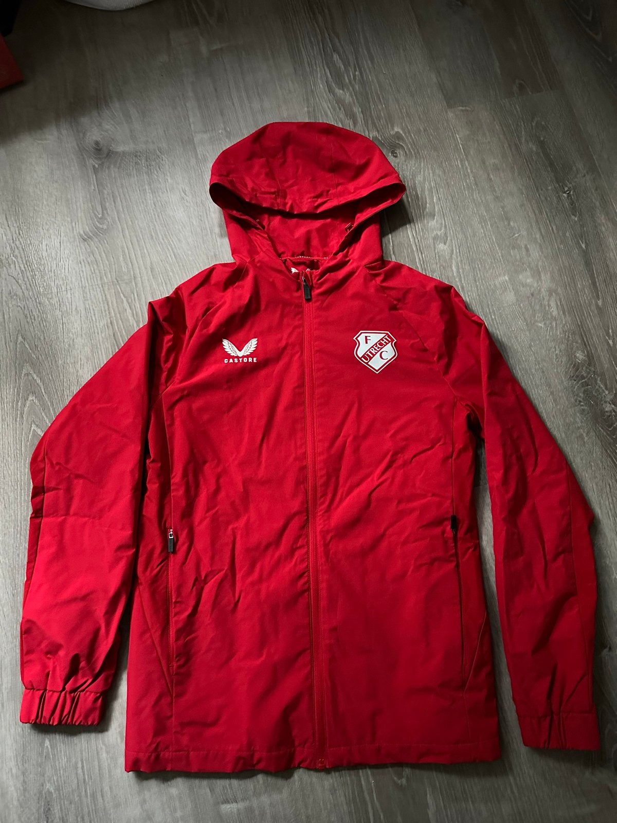 Nieuwe Castore FC Utrecht regenjas - Maat S, Kleding | Heren, Ophalen, Nieuw, Maat 46 (S) of kleiner, Rood