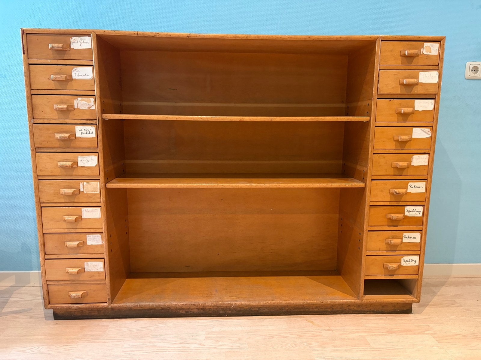 Vintage schoolkast met laden - 110,5x150x31 cm, Antiek en Kunst, Antiek | Meubels | Kasten, Ophalen