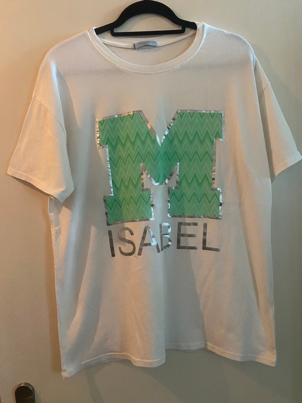Mooi t-shirt met M Isabel opdruk in groen en zilver, Verzenden, Wit, Maat 42/44 (L), Zo goed als nieuw