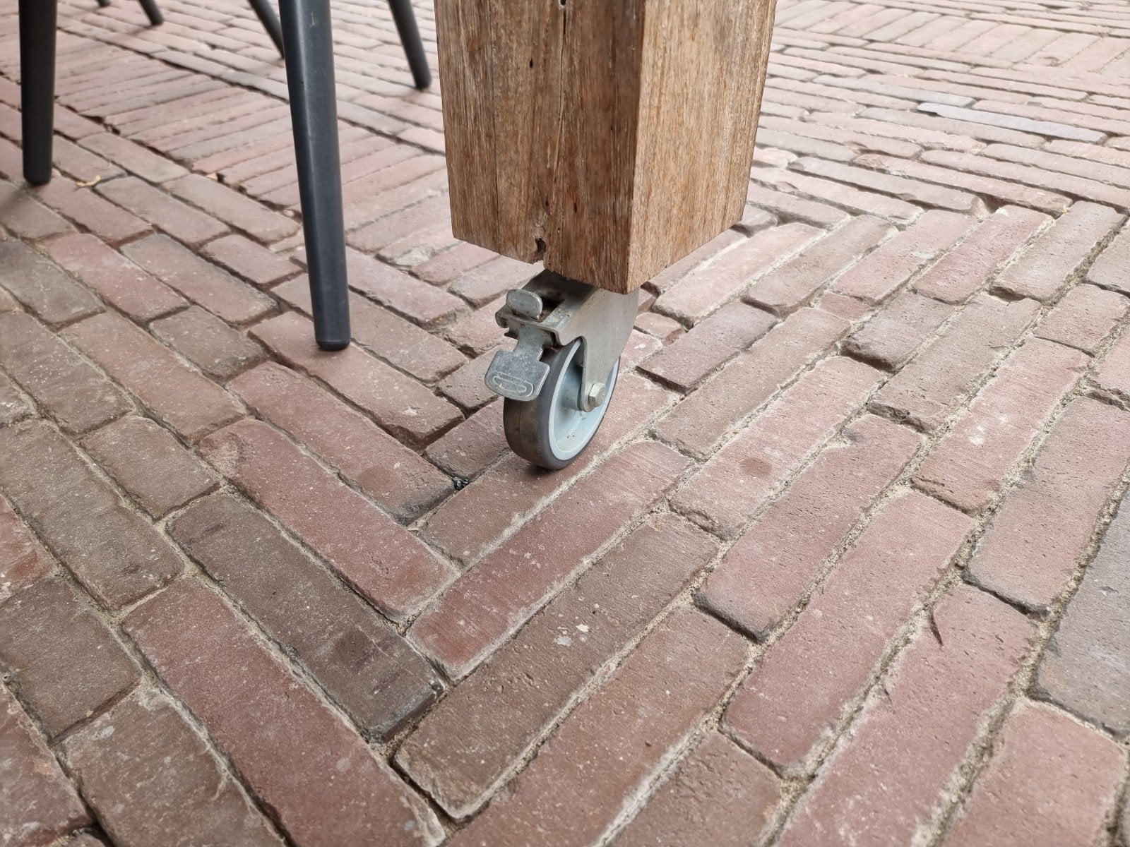 Robuuste houten tuintafel met wielen en 6 stoelen, Tuin en Terras, Tuintafels, Ophalen of Verzenden, Gebruikt, Rechthoekig, Hout