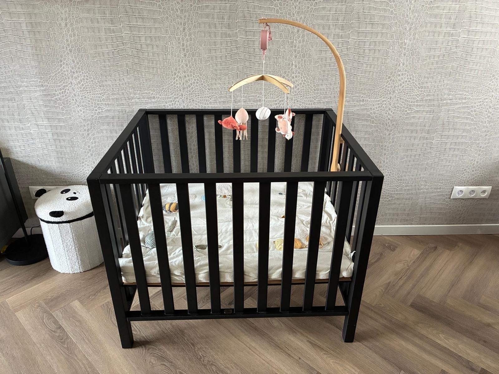 TWF box compleet met matras, boxmobiel en boxkleed ZGAN, Ophalen, Zwart, 190 cm of minder, Zo goed als nieuw