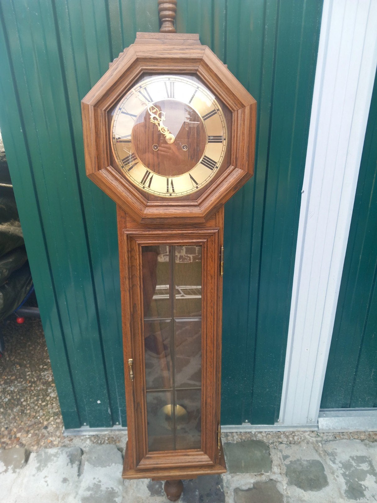 Antieke houten wandklok met slinger, Ophalen