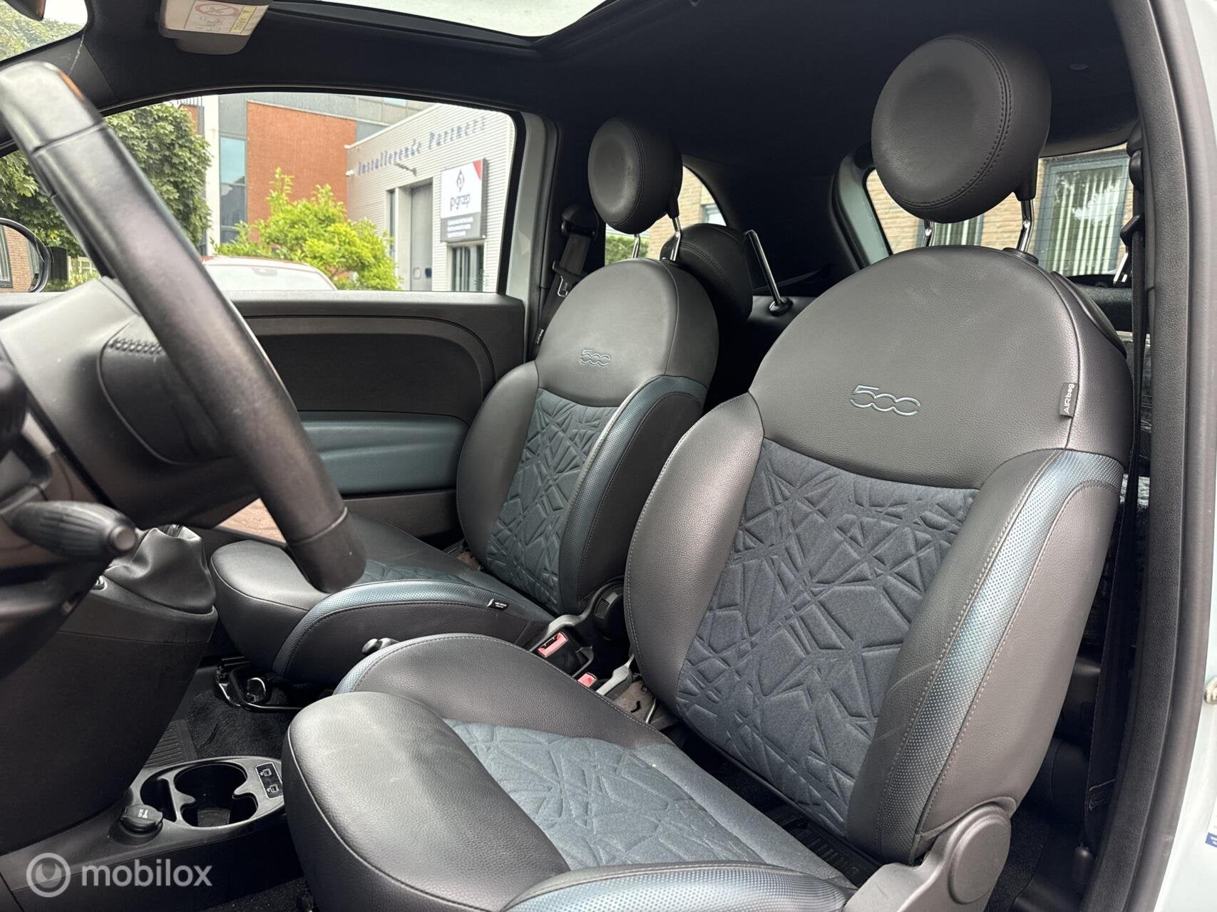Fiat 500 1.0 Hybrid Launch Edition Panodak Leer Navi Carplay, Auto's, Voorwielaandrijving, 40 €/maand, 4 stoelen, Leder en Stof