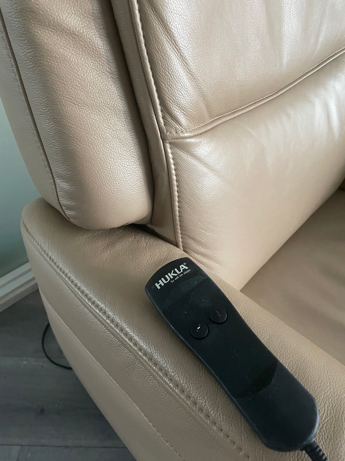 Hukla Relaxfauteuil - Beige Leer met Afstandsbediening, Ophalen, Gebruikt, 100 tot 125 cm, Leer
