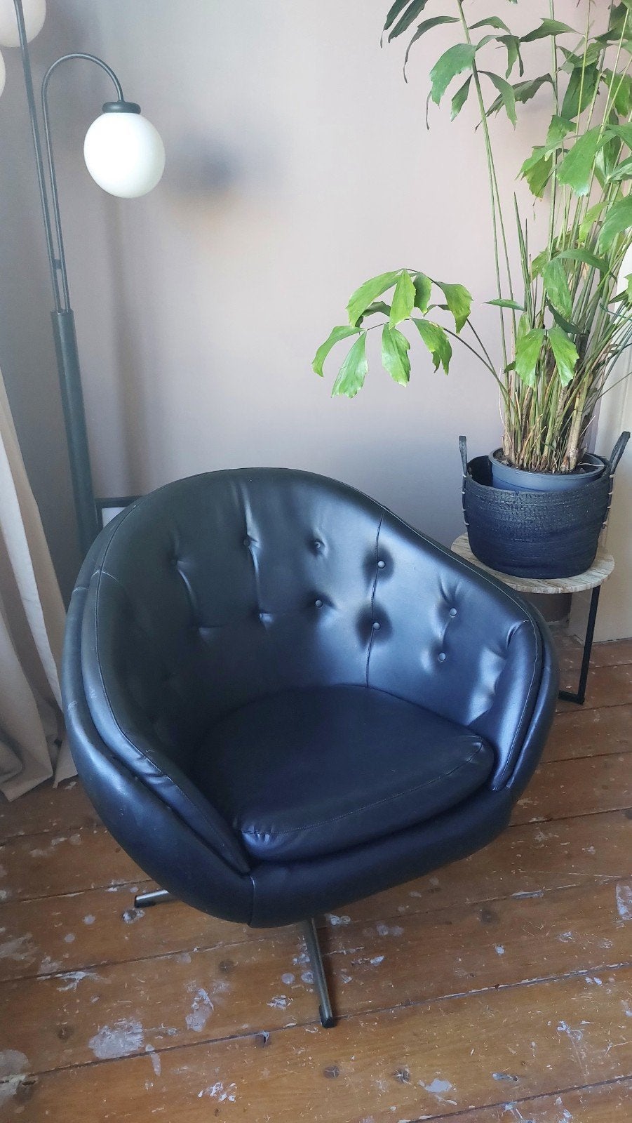 2 Vintage Zwarte draaipoot Kuipstoelen - Jaren '60 / 70, Ophalen, Kunststof, Gebruikt, Twee