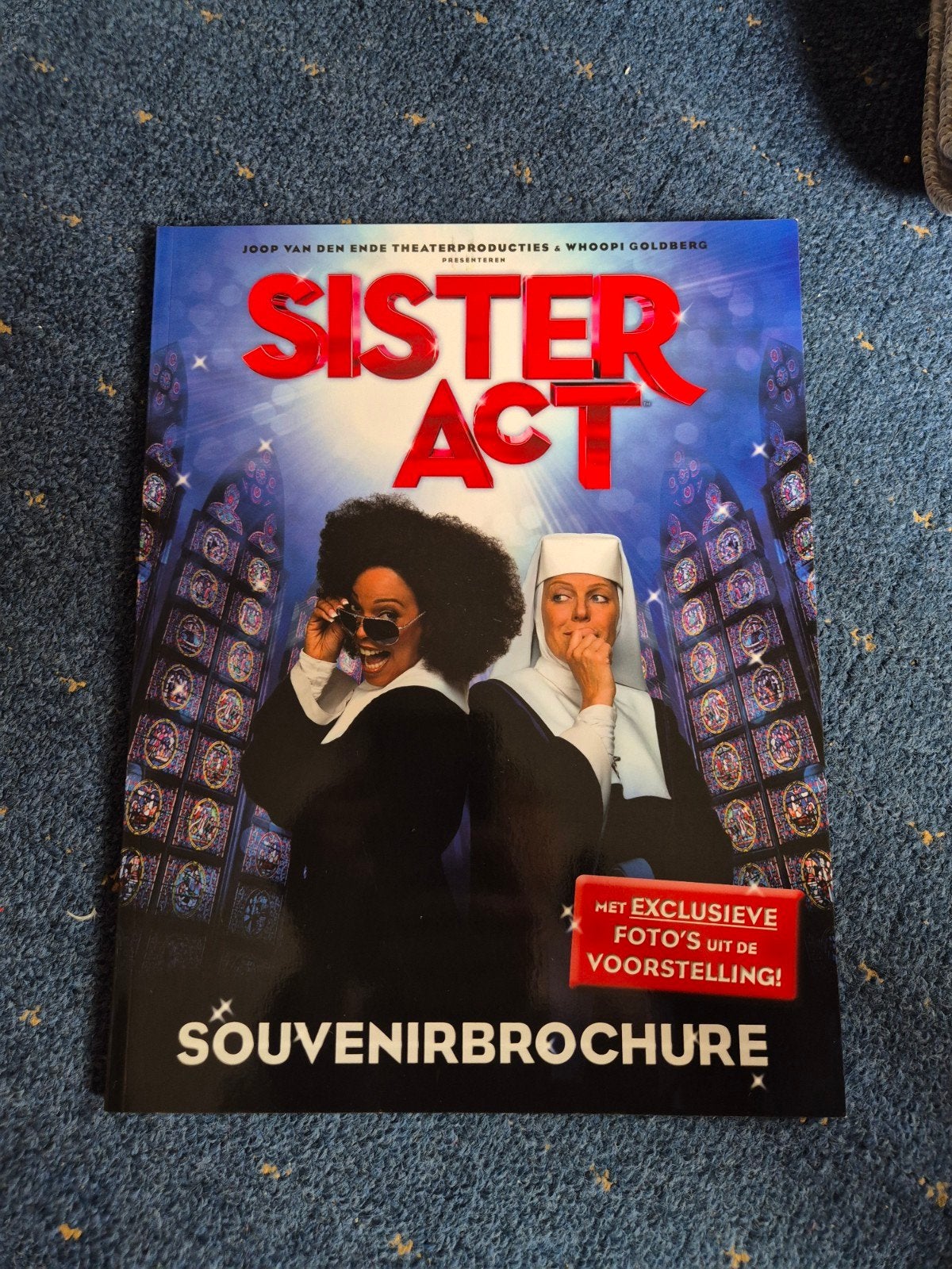 Sister act souvenirbrochure, Eén persoon