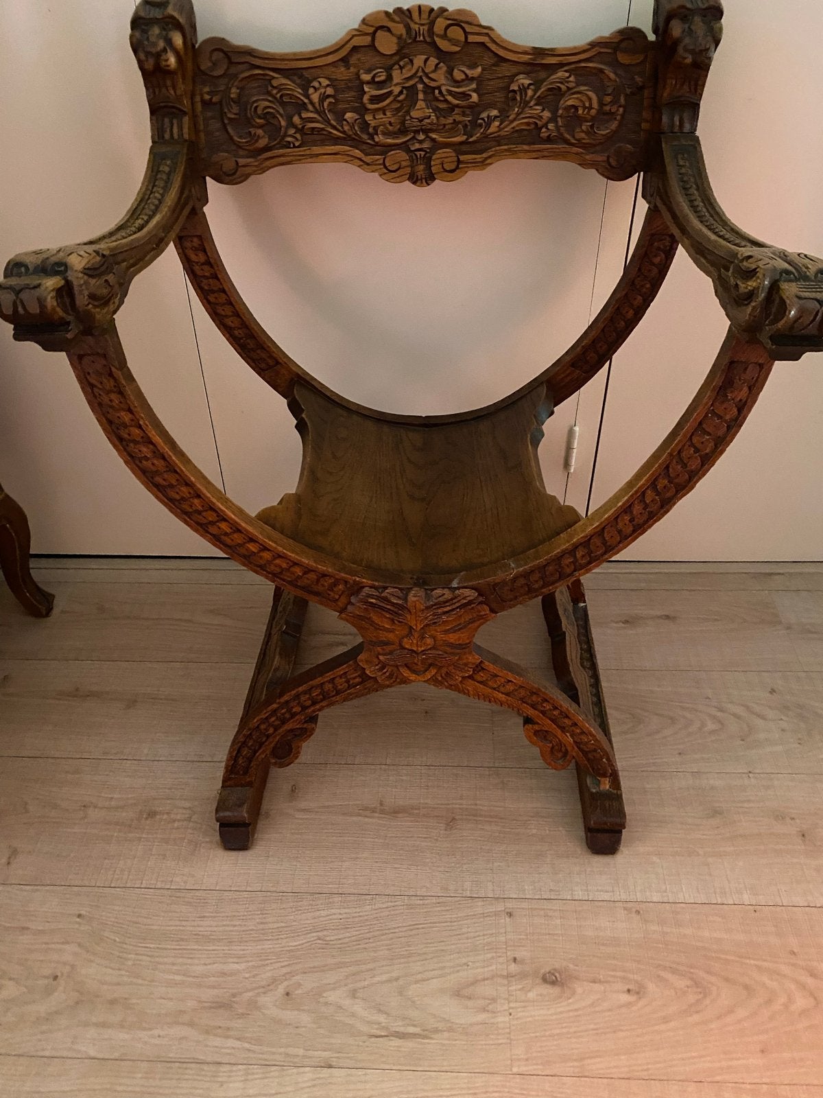 Antieke gesneden houten stoel, leeuwenkoppen, X-vormig, Antiek en Kunst, Antiek | Meubels | Stoelen en Banken, Ophalen