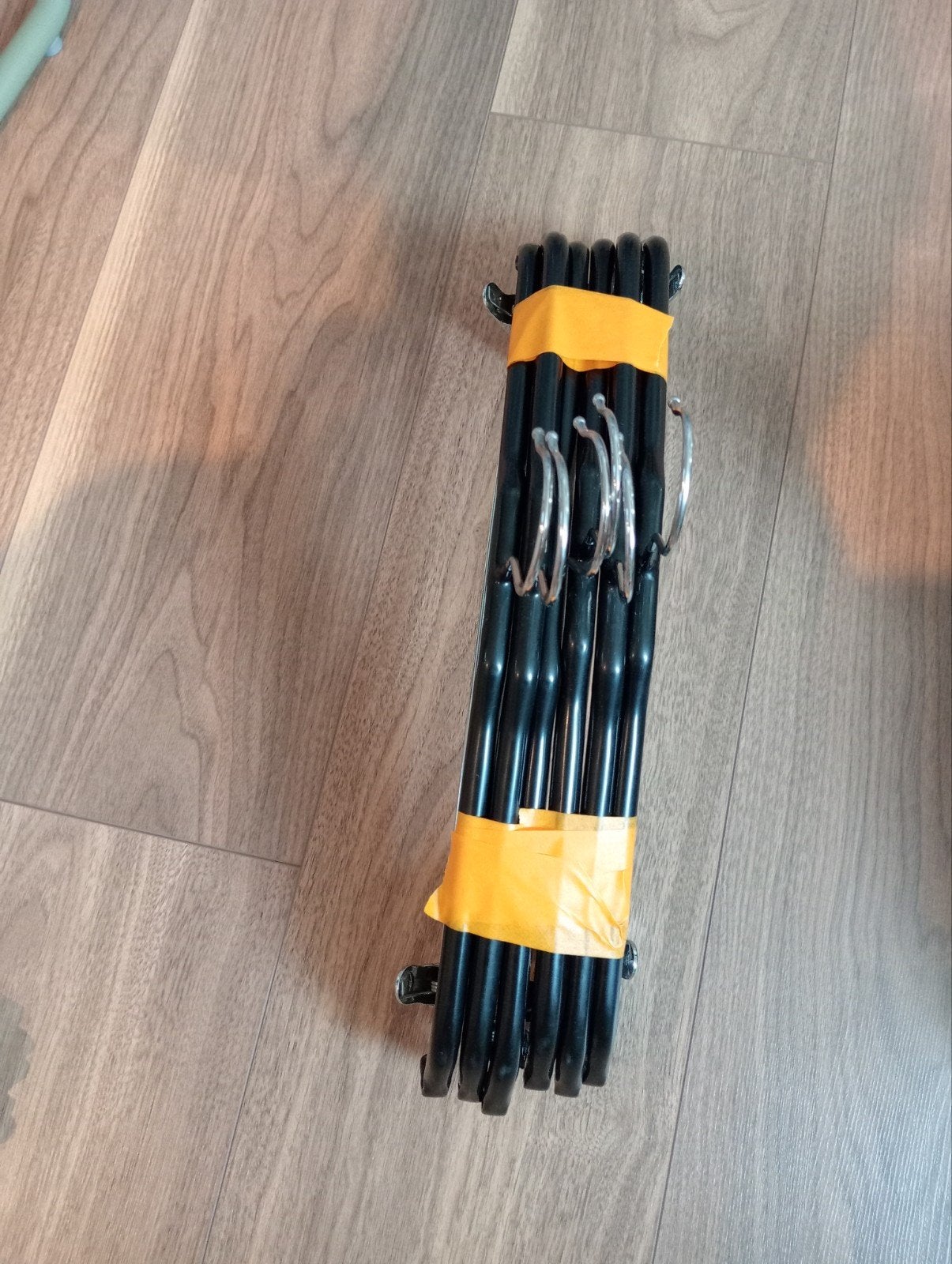 6 zwarte kledinghangers voor broeken of rokken, Ophalen of Verzenden, Gebruikt, Metaal, Volwassenen