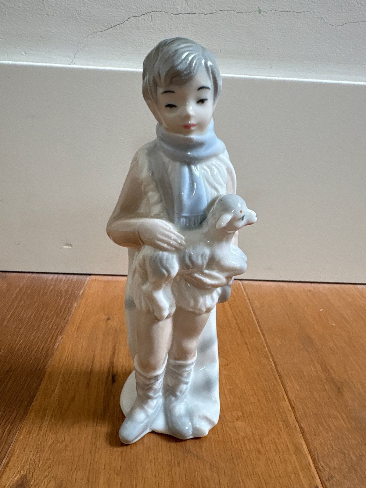 Jango Beeldje Jongen met Lam - Porselein, Verzamelen, Beelden en Beeldjes, Ophalen of Verzenden, Zo goed als nieuw, Mens