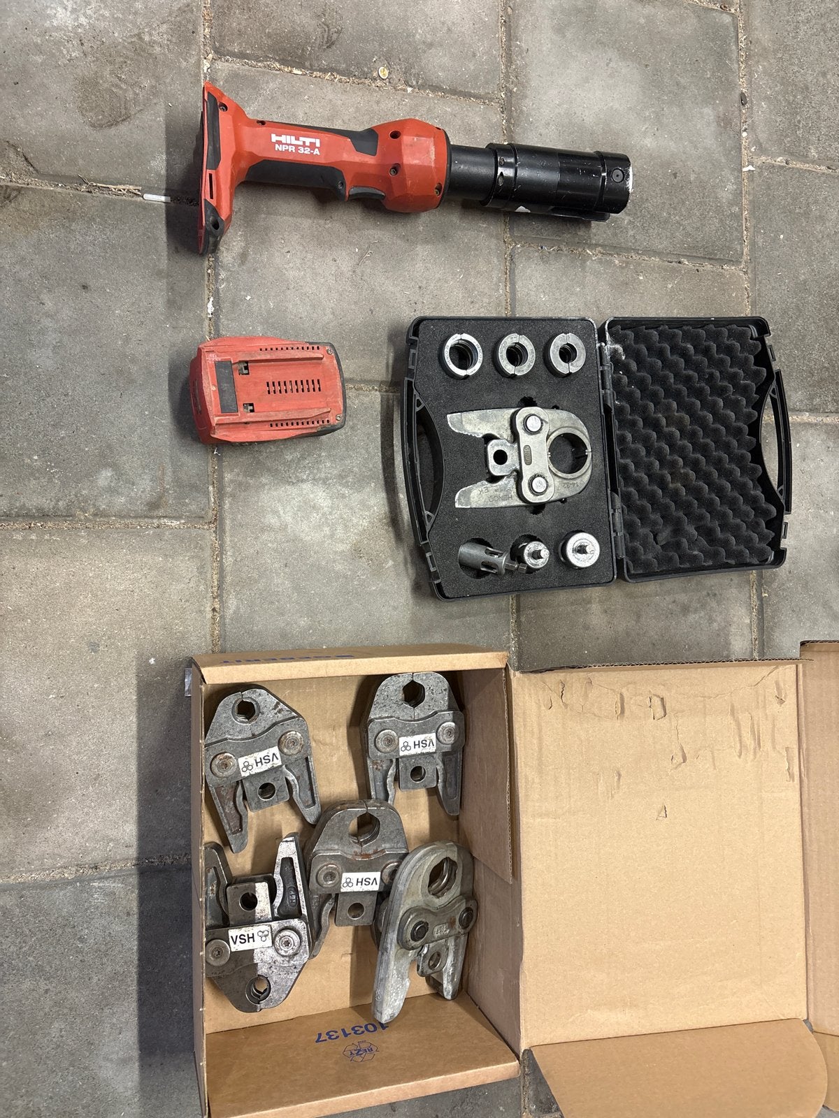 Hilti NPR 032-A Perstang met Accu en Diverse Persbekken, Doe-het-zelf en Verbouw, Gereedschap | Overige machines, Ophalen of Verzenden