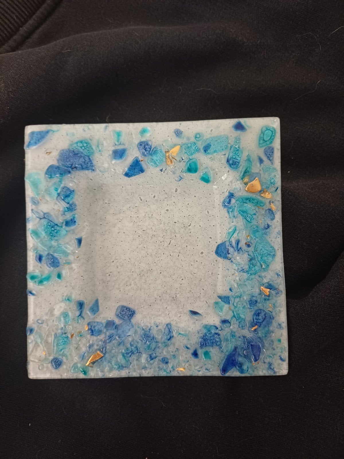 Glazen schaal / asbak met blauwe en gouden accenten, Schaal, Vierkant, Ophalen of Verzenden, Handgemaakt